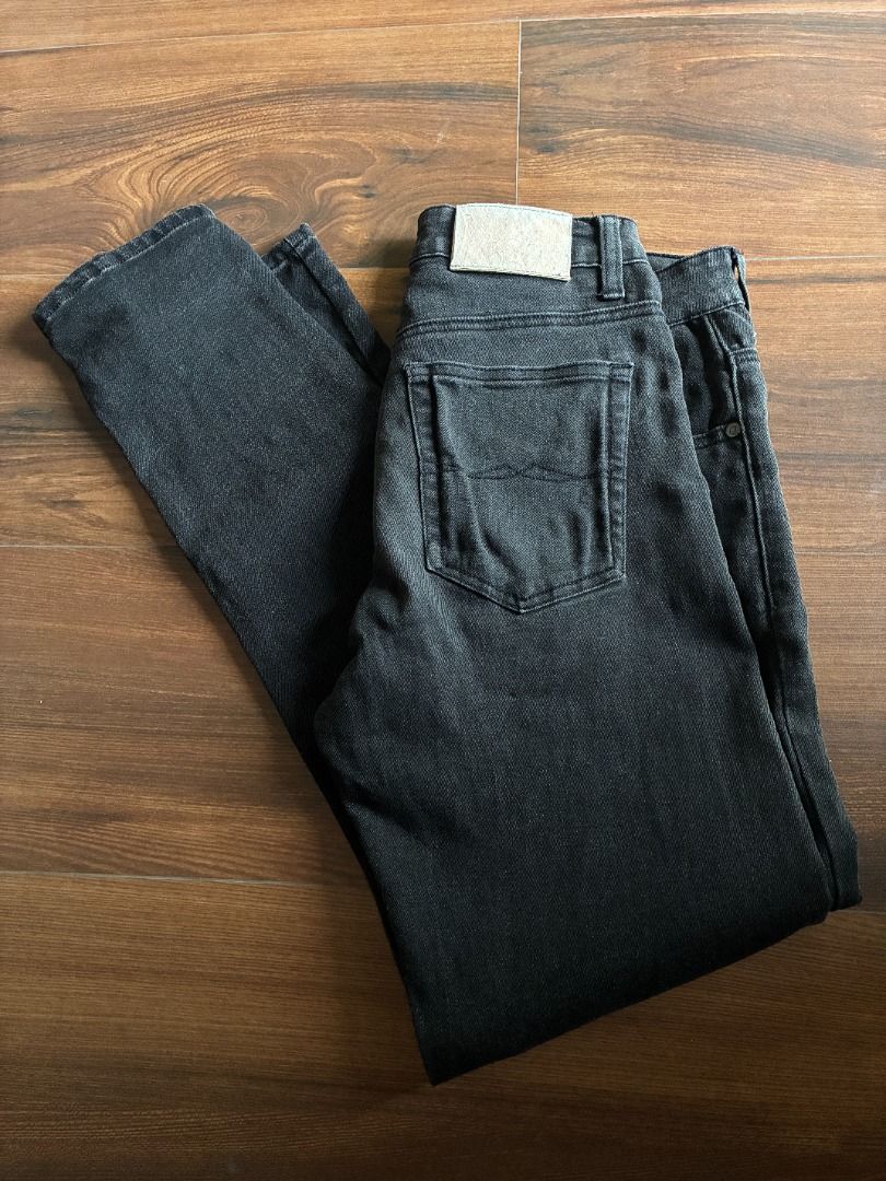 Bench Black Jeans Size 30 inches (Category: Jeans) located in Quezon City. Submitted by jiggyboy11 (Listing ID 1465645831, Image 2). Description: - Bench OJ Black Jeans - Size 30 - Slim Fit - Pants length: 110 cm / 39.5 in Location: Project 8, Quezon City.