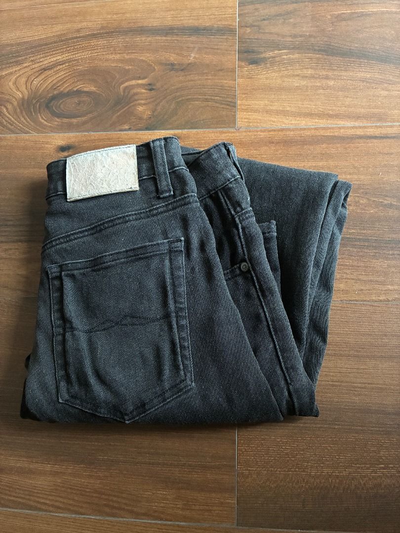 Bench Black Jeans Size 30 inches (Category: Jeans) located in Quezon City. Submitted by jiggyboy11 (Listing ID 1465645831, Image 1). Description: - Bench OJ Black Jeans - Size 30 - Slim Fit - Pants length: 110 cm / 39.5 in Location: Project 8, Quezon City.