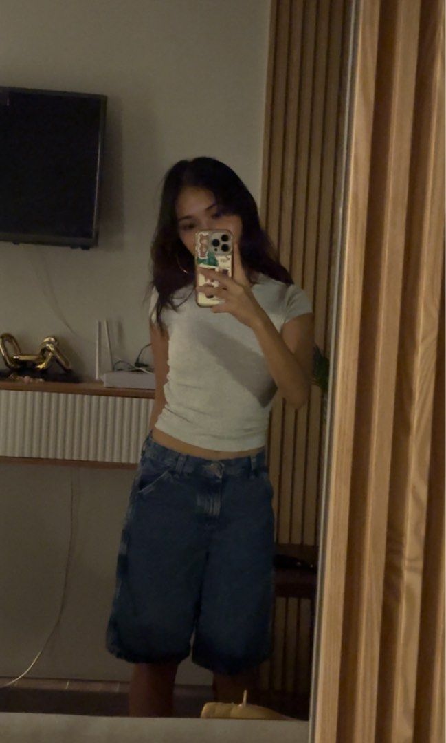 Bershka Basic Round Neck Short Sleeve Tee (Category: Shirts) located in Manila. Submitted by xstrawberri (Listing ID 1465747211, Image 2). Description: Bought for >50 dhs - price negotiable - can send more pics of product .