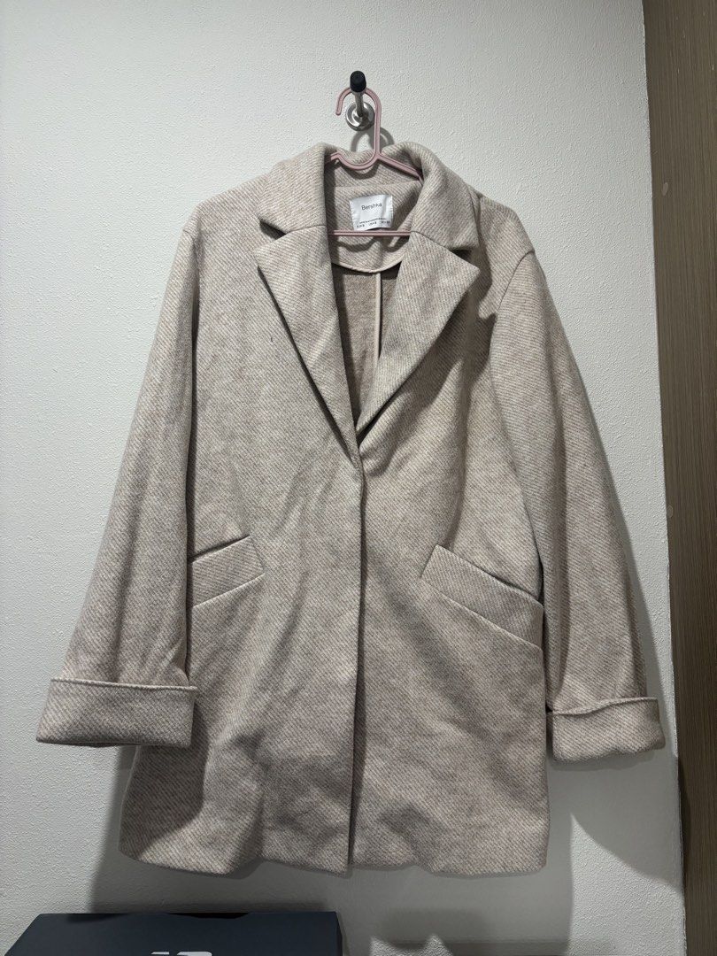 Bershka Beige Blazer Coat (Category: Coats, Jackets and Outerwear) located in San Pablo. Submitted by loved.goods0501 (Listing ID 1465635692, Image 2). Description: Brand: Bershka Color: Versatile neutral beige that goes with everything Design: Lapel collar, clean neckline, and structured shoulders Details: Long sleeves with folded cuffs and front welt pockets Fit: Easy layering piece, perfect for cooler weather.