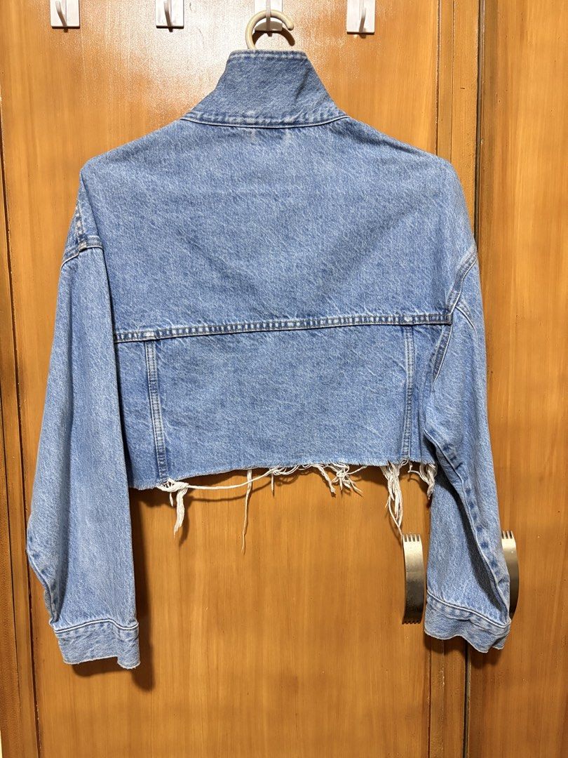 Bershka Cropped Raw Hem Denim Jacket Size M (Category: Coats, Jackets and Outerwear) located in Mandaue City. Submitted by klosetfindscebu (Listing ID 1465658372, Image 2). Description: - Brand: Bershka - Size: EUR M / USA M / MEX 28 - Wash: Medium blue - Fit: Oversized through shoulders and arms - Style: Cropped length with trendy raw, frayed hem - Details: Front button closure, classic collar, dual chest pockets - Origin: Made in Bangladesh.
