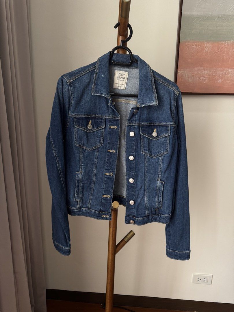 Bershka Denim Jacket Size M (Category: Coats, Jackets and Outerwear) located in Pasig City. Submitted by kutleyn (Listing ID 1465671919, Image 1). Description: - Brand: Bershka - Size: EUR M, USA M, MEX 28 - Color: Classic blue wash - Details: Front metal buttons, two buttoned chest pockets, side welt pockets - Condition: Clean wash, sturdy material - Style: Versatile and timeless layering essential.
