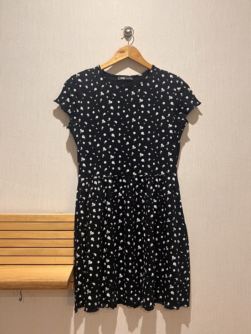 Black & White Floral Dress (Category: Babies & Kids Fashion) located in Manila. Submitted by preloved_items122 (Listing ID 1465595627, Image 1). Description: .