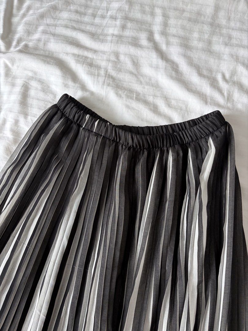 Black and white pleated midi skirt (Category: Skirts) located in Paranaque City. Submitted by mary_jj (Listing ID 1465655430, Image 2). Description: fits xs-s (stretchy).