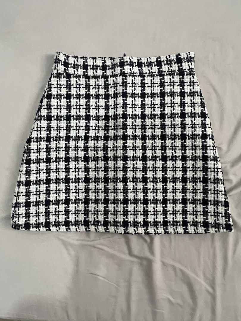 Black and White Tweed Mini Skirt Houndstooth Pattern (Category: Skirts) located in Manila. Submitted by fairybunny13 (Listing ID 1465636734, Image 1). Description: - Style: Black & white houndstooth tweed mini skirt - Fit: Structured shape with a mid-rise waist - Details: Thick textured fabric, back zipper closure - RFS: Declutterring.