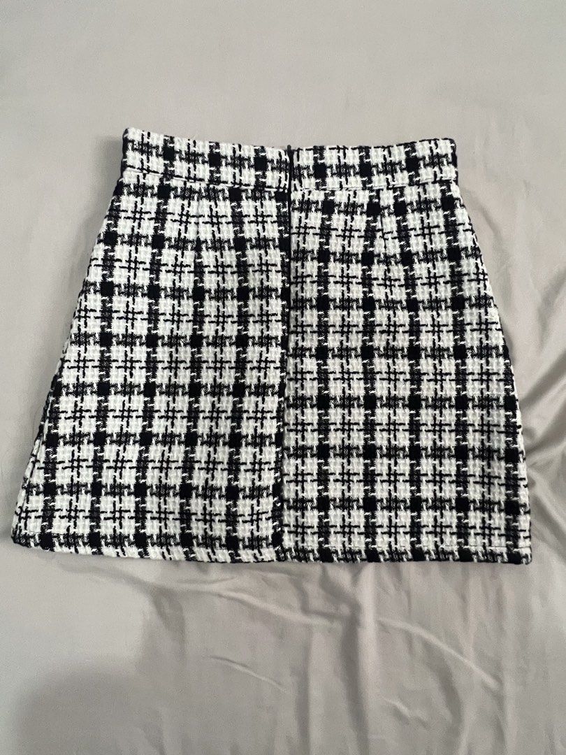Black and White Tweed Mini Skirt Houndstooth Pattern (Category: Skirts) located in Manila. Submitted by fairybunny13 (Listing ID 1465636734, Image 2). Description: - Style: Black & white houndstooth tweed mini skirt - Fit: Structured shape with a mid-rise waist - Details: Thick textured fabric, back zipper closure - RFS: Declutterring.