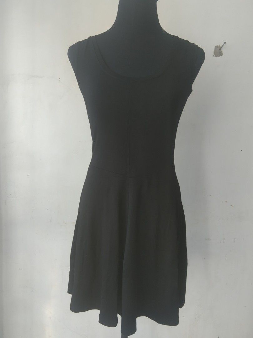 Black cotton dress (Category: Dresses) located in San Fernando. Submitted by kitkat.astina (Listing ID 1465643052, Image 1). Description: small to medium size black cotton.