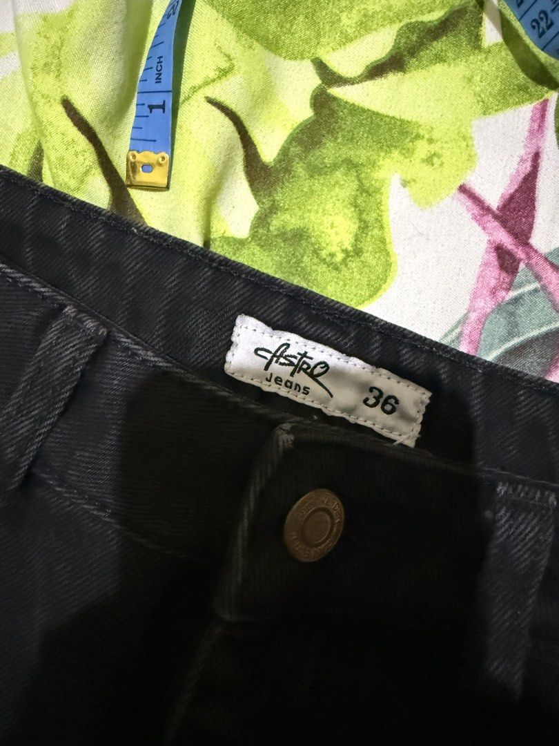Black Denim Shorts (Category: Shorts) located in Borongan. Submitted by loupreloveddd (Listing ID 1465600908, Image 2). Description: - high quality denim - thrifted - lightly used - will fit 26-27 waistline.