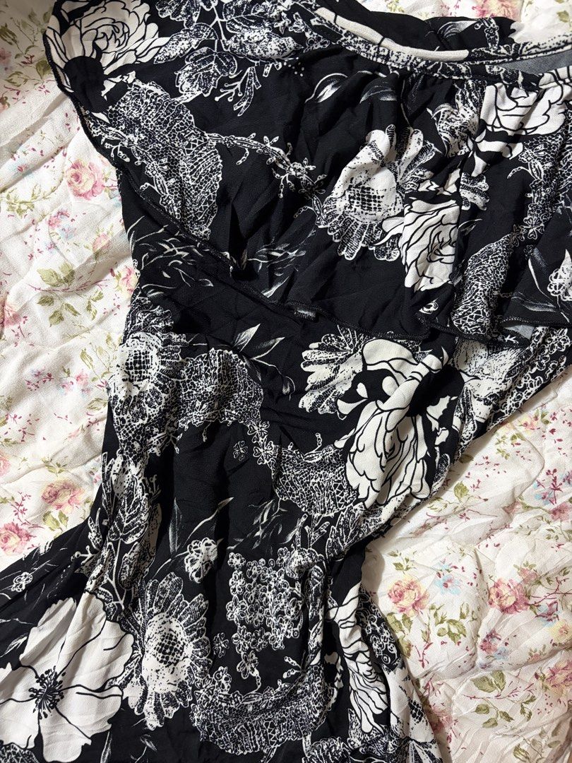 Black Floral Off Shoulder Y2K Top (Category: Blouses) located in Muntinlupa City. Submitted by herellas0504 (Listing ID 1465707090, Image 2). Description: Black Floral Off Shoulder Y2K Top Mine: 280 | Lock: 380 ———————————— size: small-medium no issue, need wash only willing to keep.