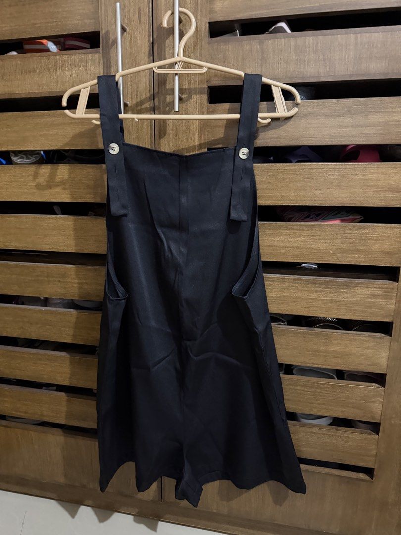 Black Jumper Shorts (Category: Jumpsuits) located in Hermosa. Submitted by laviajeraph (Listing ID 1465590809, Image 1). Description: .