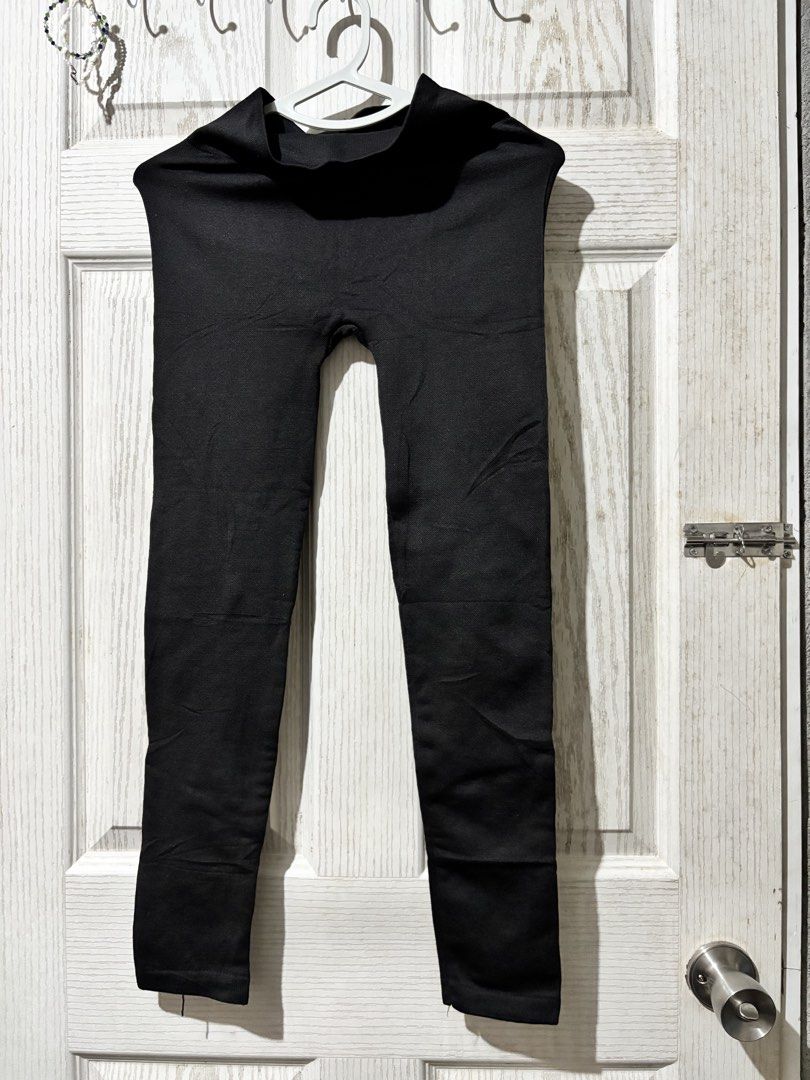 Black leggings solid color high waist (Category: Activewear) located in Bautista. Submitted by abgciaa (Listing ID 1465659005, Image 1). Description: - Color: Solid black - Style: Simple basic design, easy to match with any top - Waistband: Elastic for a comfortable fit - Fabric: Stretchy and soft, ideal for daily wear or lounging - Condition: Clean, no tears or stains.