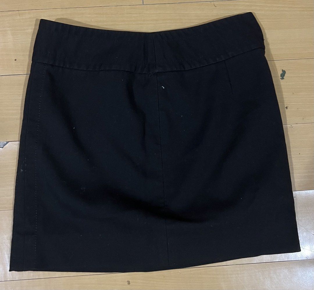 Black mini skirt (Category: Skirts) located in Quezon City. Submitted by awidenise (Listing ID 1465673994, Image 3). Description: - Size: 00P (Petites line) - Color: Classic solid black - Closure: Convenient side zip - Fit: Fitted waistband and clean, short silhouette - Style: Versatile everyday staple piece.