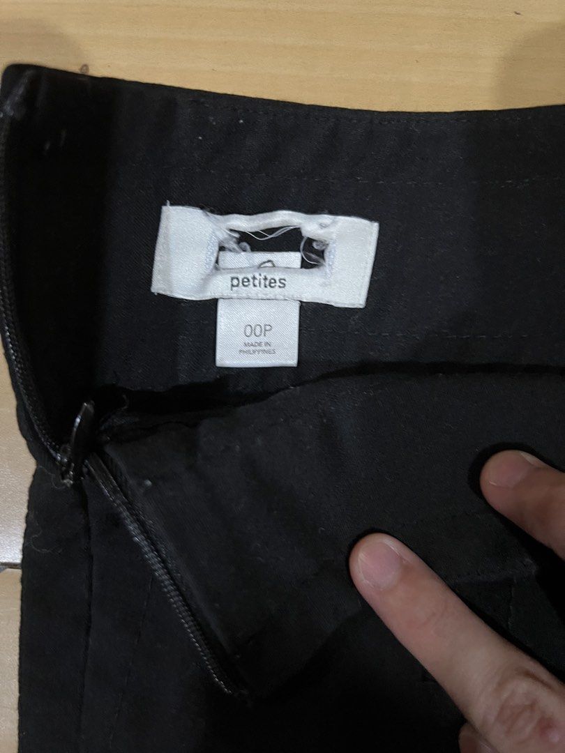 Black mini skirt (Category: Skirts) located in Quezon City. Submitted by awidenise (Listing ID 1465673994, Image 2). Description: - Size: 00P (Petites line) - Color: Classic solid black - Closure: Convenient side zip - Fit: Fitted waistband and clean, short silhouette - Style: Versatile everyday staple piece.