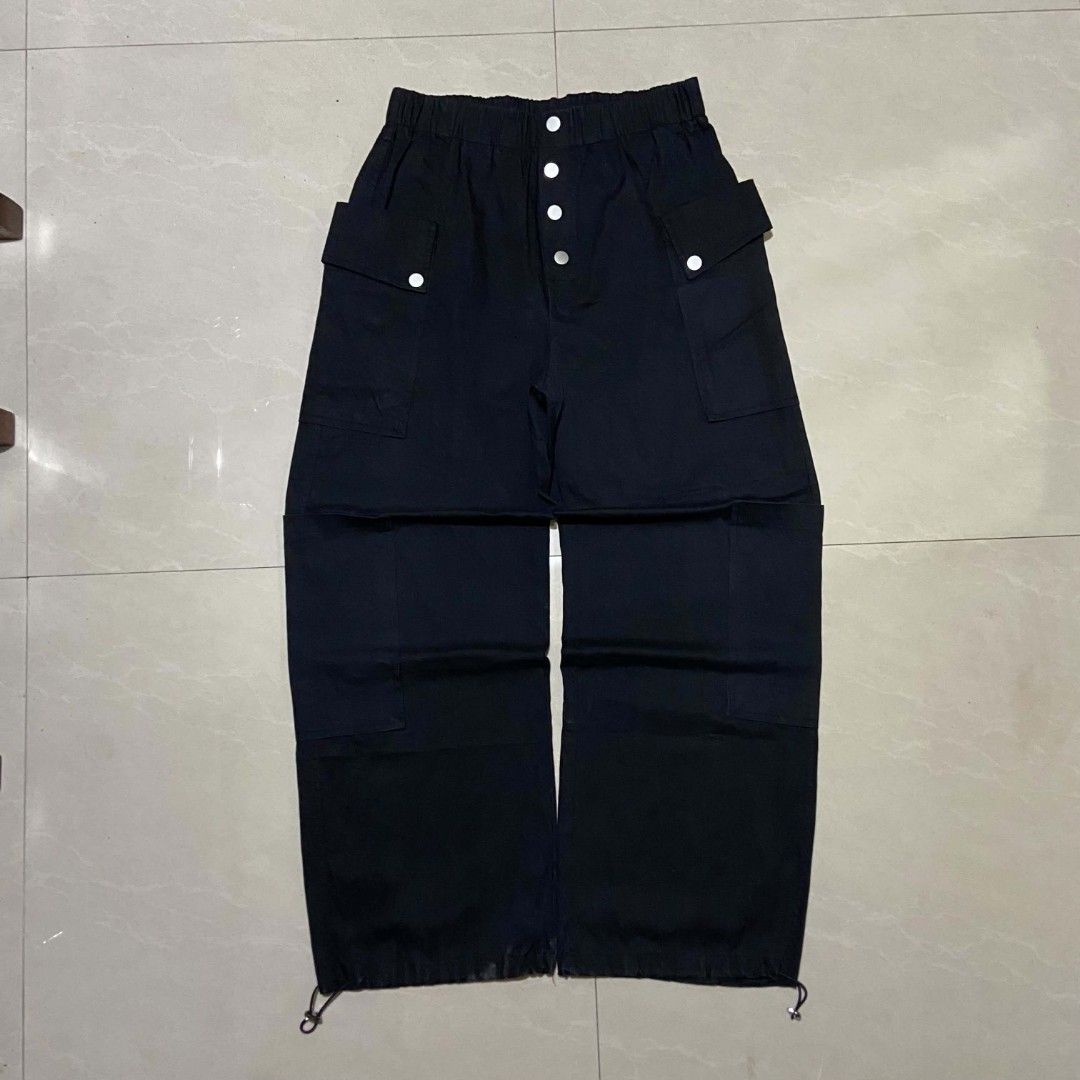 Black Multi-Pocket Cargo Pants with Drawstring Hems (Category: Joggers) located in Oroquieta. Submitted by calmtree.b946e8 (Listing ID 1465713267, Image 1). Description: ‎black barrel pants M-L ‎Waist-28-36(stretchable!) ‎Length-39.5 ‎Width-19.5 ‎Thigh-12 ‎Leghole-10.5 has issues on the bottom left.