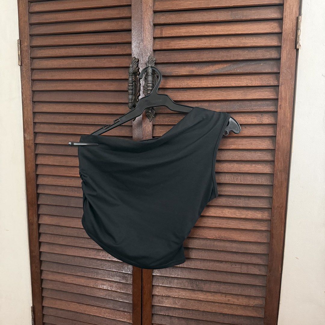 Black One Shoulder Top (Category: Sleeveless) located in Las Pinas. Submitted by francesca.finds (Listing ID 1465707426, Image 2). Description: - LAST PRICE - dm me for photo when worn - 1st photo not mine.