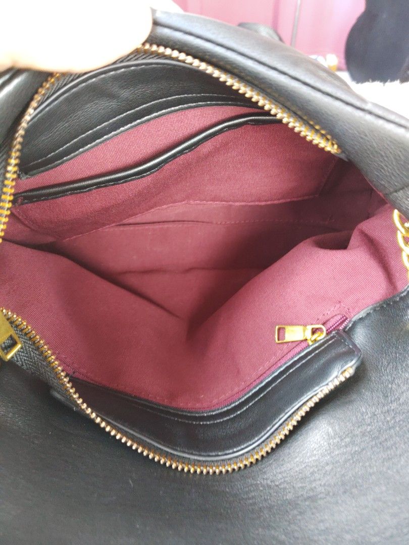 Black Quilted Chain Shoulder Bag (Category: Shoulder Bags) located in Siquijor. Submitted by thesummit26 (Listing ID 1465617189, Image 3). Description: Black quilted shoulder bag with gold-tone chain, no tarnish -Gold hardware Clean and in good pre-loved condition. envelope style Burgundy lining. Has a small leather indentation/kurot, barely noticeable. See photos for actual condition. 🤎.