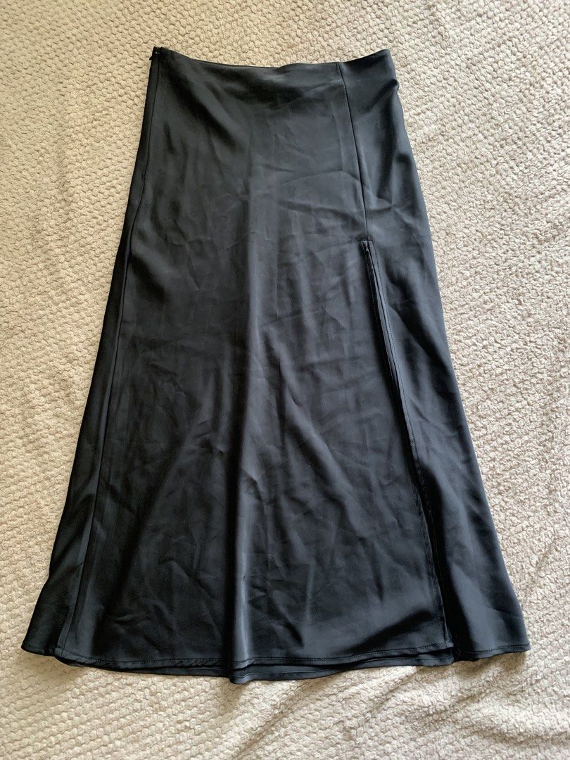 Black Silk Skirt with slit (Category: Skirts) located in Manila. Submitted by nuelaar (Listing ID 1465627609, Image 1). Description: size 26-27.