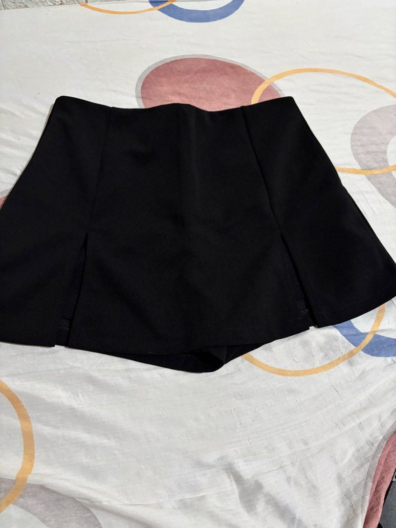 Black skorts split hem high waist (Category: Skirts) located in Bautista. Submitted by abgciaa (Listing ID 1465596763, Image 1). Description: - Color: Solid black - Fit: High waist with a stretchy back waistband - Design: Front split hem with built-in shorts for comfort and coverage - Material: Plain, stretchy fabric - Styling: Easy to match with any top; ideal for casual wear or going out.