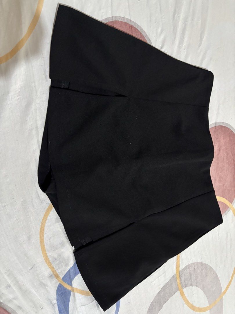 Black skorts split hem high waist (Category: Skirts) located in Bautista. Submitted by abgciaa (Listing ID 1465596763, Image 2). Description: - Color: Solid black - Fit: High waist with a stretchy back waistband - Design: Front split hem with built-in shorts for comfort and coverage - Material: Plain, stretchy fabric - Styling: Easy to match with any top; ideal for casual wear or going out.