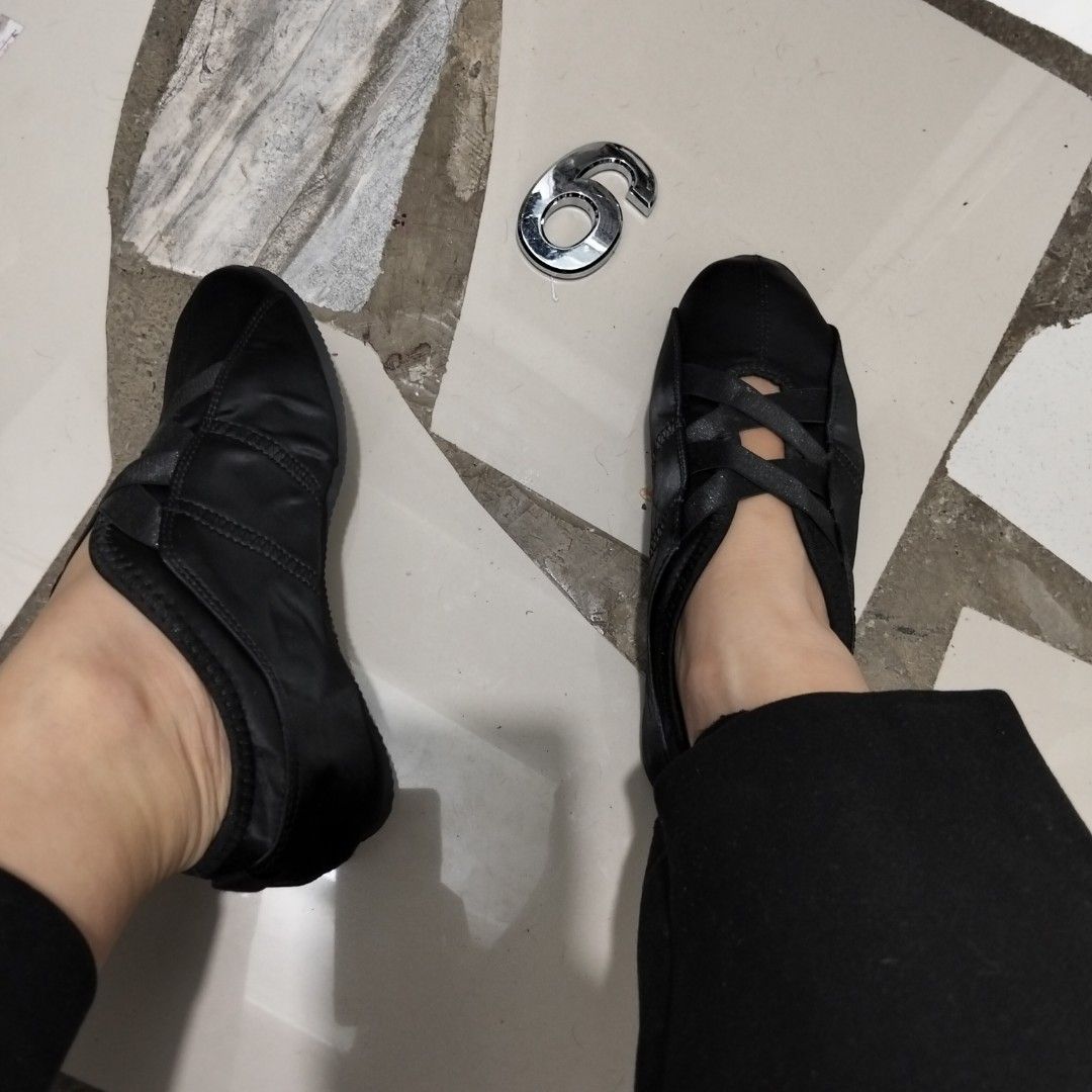 Black Slip On (Category: Sneakers) located in El Salvador. Submitted by francheskaukayukay (Listing ID 1465587997, Image 2). Description: .
