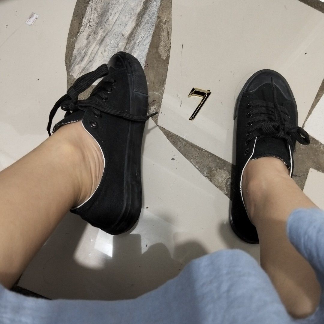 Black Sneakers (Category: Sneakers) located in El Salvador. Submitted by francheskaukayukay (Listing ID 1465588495, Image 2). Description: like New flawless.