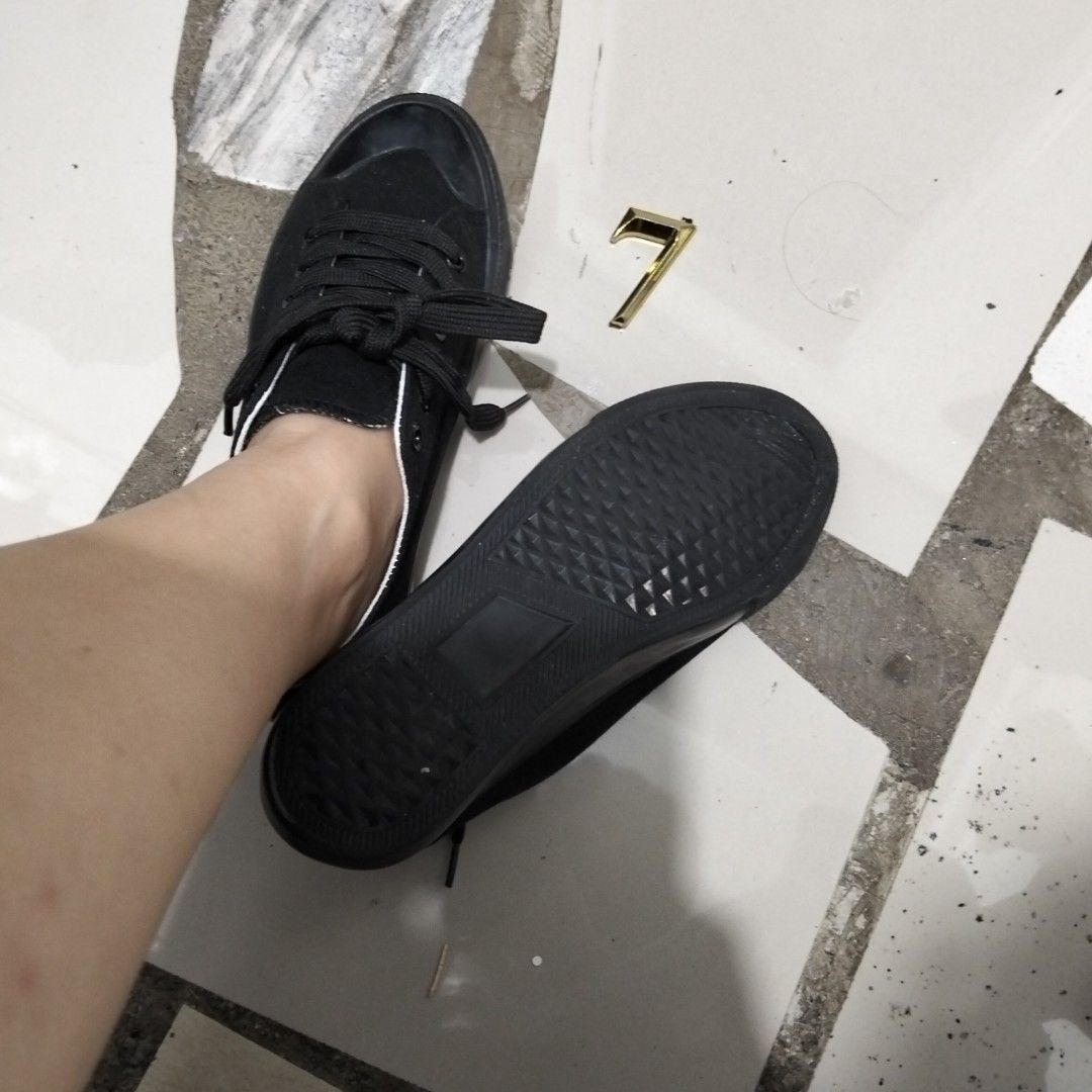 Black Sneakers (Category: Sneakers) located in El Salvador. Submitted by francheskaukayukay (Listing ID 1465588495, Image 3). Description: like New flawless.