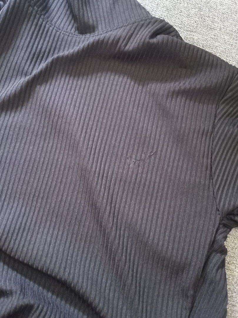 Black tight-fitted turtle neck crop top (Category: Others Tops) located in Muntinlupa City. Submitted by casclosets (Listing ID 1465664953, Image 3). Description: black tight-fitted turtle neck crop top flaws: small mark at the back (last slide!) size: XS to S *washed and ironed before shipping :).