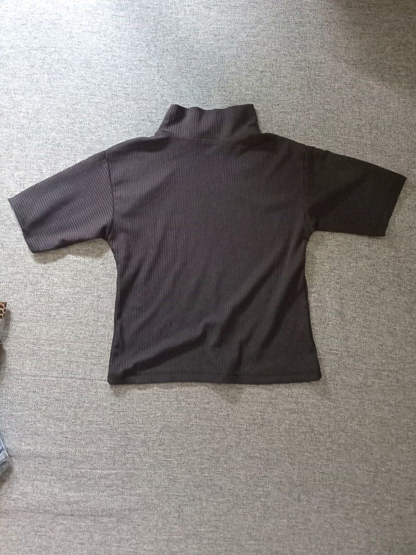 Black tight-fitted turtle neck crop top (Category: Others Tops) located in Muntinlupa City. Submitted by casclosets (Listing ID 1465664953, Image 2). Description: black tight-fitted turtle neck crop top flaws: small mark at the back (last slide!) size: XS to S *washed and ironed before shipping :).