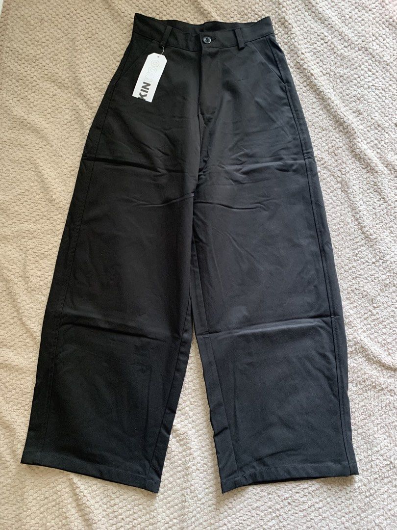 Black Trousers Wide Leg (Category: Other Bottoms) located in Manila. Submitted by nuelaar (Listing ID 1465587333, Image 1). Description: Large on tag but waist is 25-26.