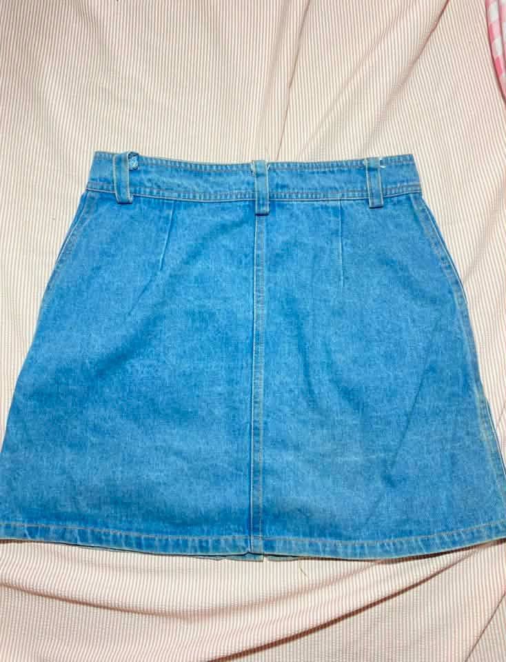 Blue Denim Button-Front Mini Skirt (Category: Skirts) located in Manila. Submitted by lucky_jinky (Listing ID 1465630373, Image 3). Description: W:28-29 L:16 - Style: Classic high-waisted denim skirt with a straight-cut hem - Wash: Light wash - Details: Button-front closure, belt loops, and large front patch pockets - Fit: Clean back with darts; fits waist 28 to 29 inches - Length: 16 inches - Condition: Excellent, versatile piece for casual ever