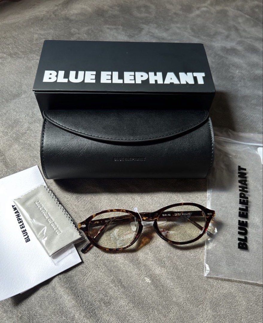 Blue Elephant Daisie Leopard Glasses (Category: Sunglasses & Eyewear) located in Manila. Submitted by juaningsss (Listing ID 1465706299, Image 1). Description: - Brand: Blue Elephant - Model/Colorway: Daisie Leopard (Tortoise shell pattern) - Specifications: 52-21-150 stamped on inner temple arm - Lenses: Clear (non-prescription) - Condition: Brand new, unworn, and completely clean - Inclusions: Original black hard case, branded box, cleaning clo