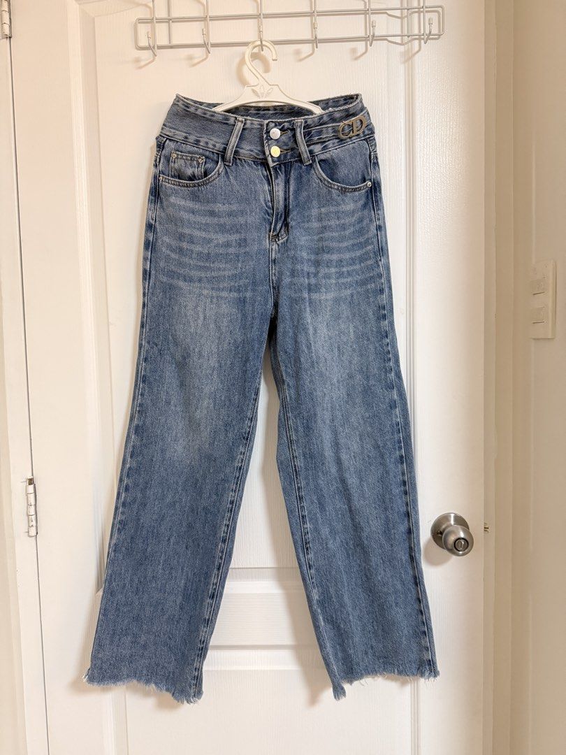 blue medium-wash wide-leg denim jeans (Category: Jeans) located in San Fernando. Submitted by lovedbylove__ (Listing ID 1465697376, Image 1). Description: blue medium-wash wide-leg denim jeans feature a high-waist double-button Waist- 27-28 Length 40 Very good condition .