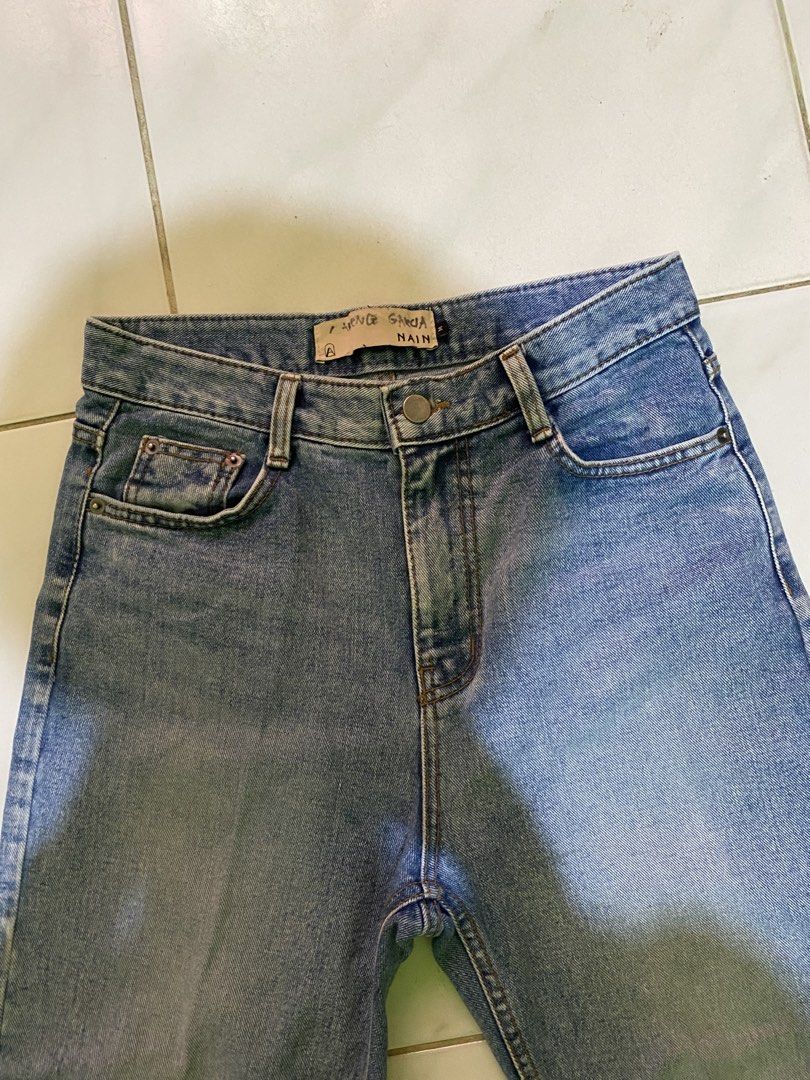 BLUE STRAIGHT CUT JEANS (Category: Jeans) located in Tagbilaran City. Submitted by thriftsnikulot (Listing ID 1465651182, Image 3). Description: WAISTLINE - 30 INCHES LENGTH (WAIST TO BOTTOM) - 36 INCHES LEG HOLE - 16 INCHES SIZE MEDIUM ON TAG BUT SIZE SMALL SINCE IT'S WAISTLINE IS 30.