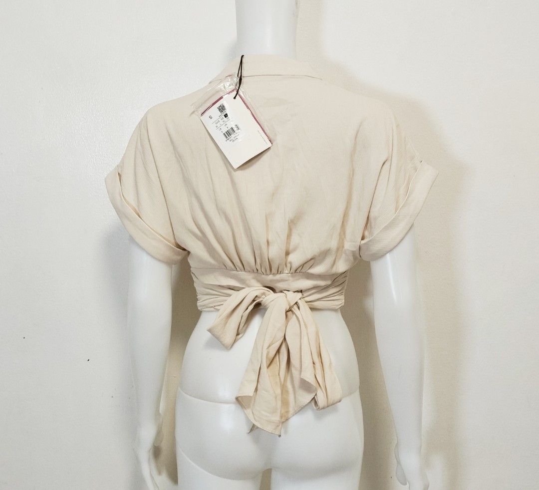 Bnew Love Bonito Karinn V-neck Wrap (Category: Others Tops) located in Pateros City. Submitted by blashjunks.y2k (Listing ID 1465713802, Image 3). Description: LOVE BONITO KARINN VNECK WRAP SIZE SMALL 750PHP MSG US.