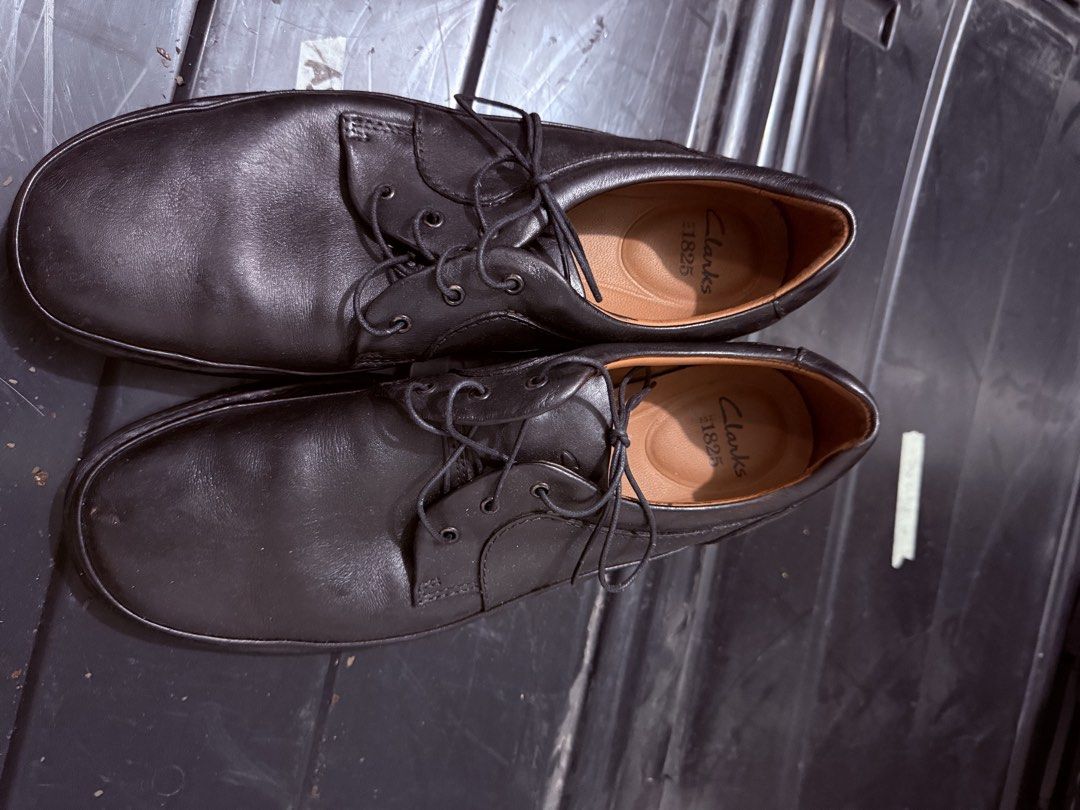 BNW AUTH CLARKS 10.5 (Category: Dress Shoes) located in Pasig City. Submitted by stringkits (Listing ID 1465687396, Image 1). Description: AUTH BNW 10.5.
