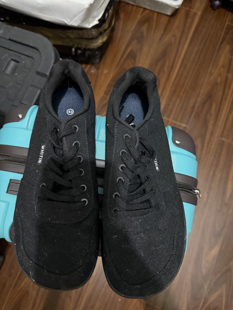 BNW WITHIN SIZE 43 UNISEX (Category: Sneakers) located in Pasig City. Submitted by stringkits (Listing ID 1465624704, Image 1). Description: BNW NO BOX UNWANTED GIFT IMPORTED UNISEX .