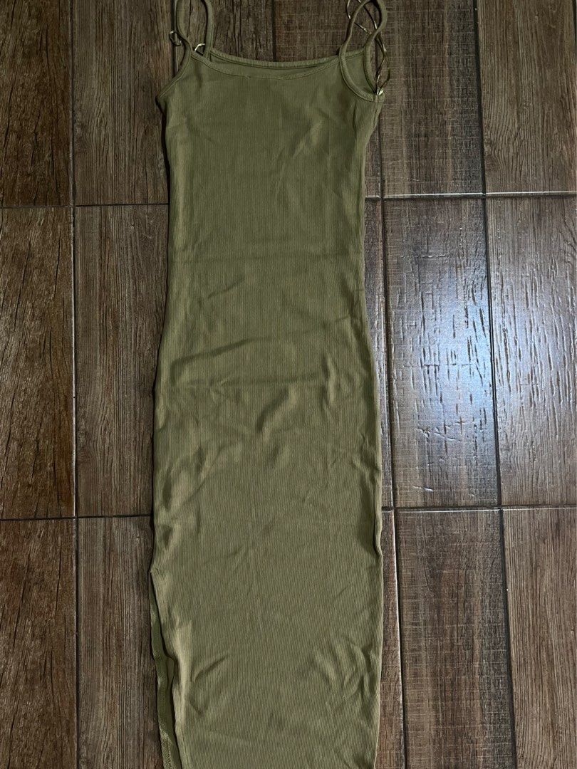 Maxi Bodycon/Fitted Dress (Category: Dresses) located in Mandaluyong City. Submitted by yanna_02501 (Listing ID 1465675289, Image 1). Description: Can fit up to Small. Stretchable material..