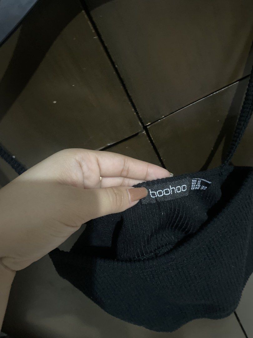 Boohoo Black Ribbed Crop Top (Category: Sleeveless) located in Manila. Submitted by raine_cloud (Listing ID 1465591007, Image 2). Description: - Brand: Boohoo - Condition: Brand new with tag attached - Size: UK 6 / US 2 - Color: Black - Material: Stretchy ribbed knit - Details: Scoop neckline and trendy double spaghetti straps - good for hiking top.