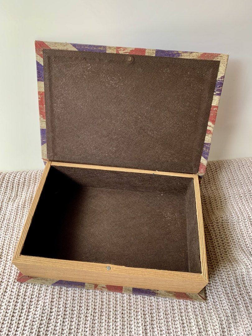 Book-style Storage Box with a British Union Jack Design (Category: Storage Boxes & Baskets) located in Tandag. Submitted by jeason_22 (Listing ID 1465691982, Image 3). Description: • good vintage condition/ no flaws • Dimension: L- 10” / W-7”/ H- 2.5” .