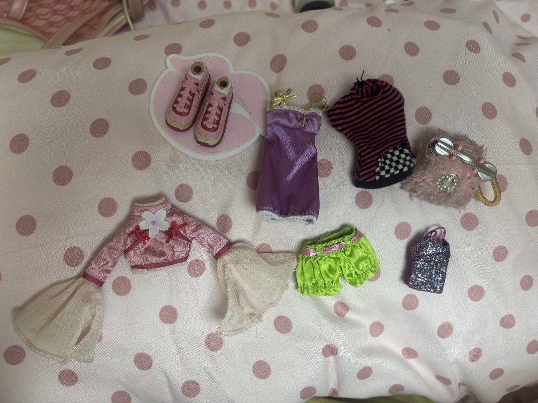 Bratz bundle (Category: Kids Toys) located in Manila. Submitted by domokunsh33085 (Listing ID 1465710048, Image 1). Description: 1k for the set - needs cleaning - negotiable if pay agad.