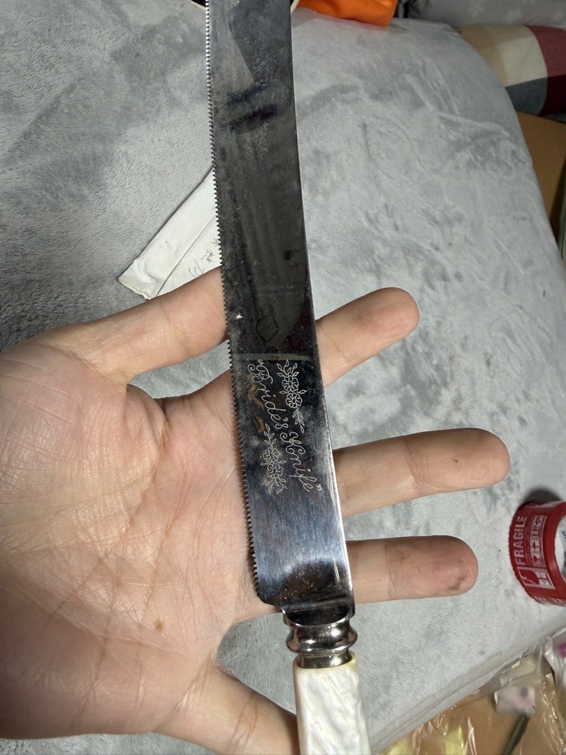 bride's knife collection (Category: Knives & Chopping Boards) located in Sablan. Submitted by gongonshelley12 (Listing ID 1465672046, Image 2). Description: 320 only FOR YOUR COLLECTIONS MGA MADAM 👉🏻👉🏻vintage serrated cake or pastry knife, likely featuring a stainless steel or silver-plated blade and a faux pearl or mother-of-pearl style handle.