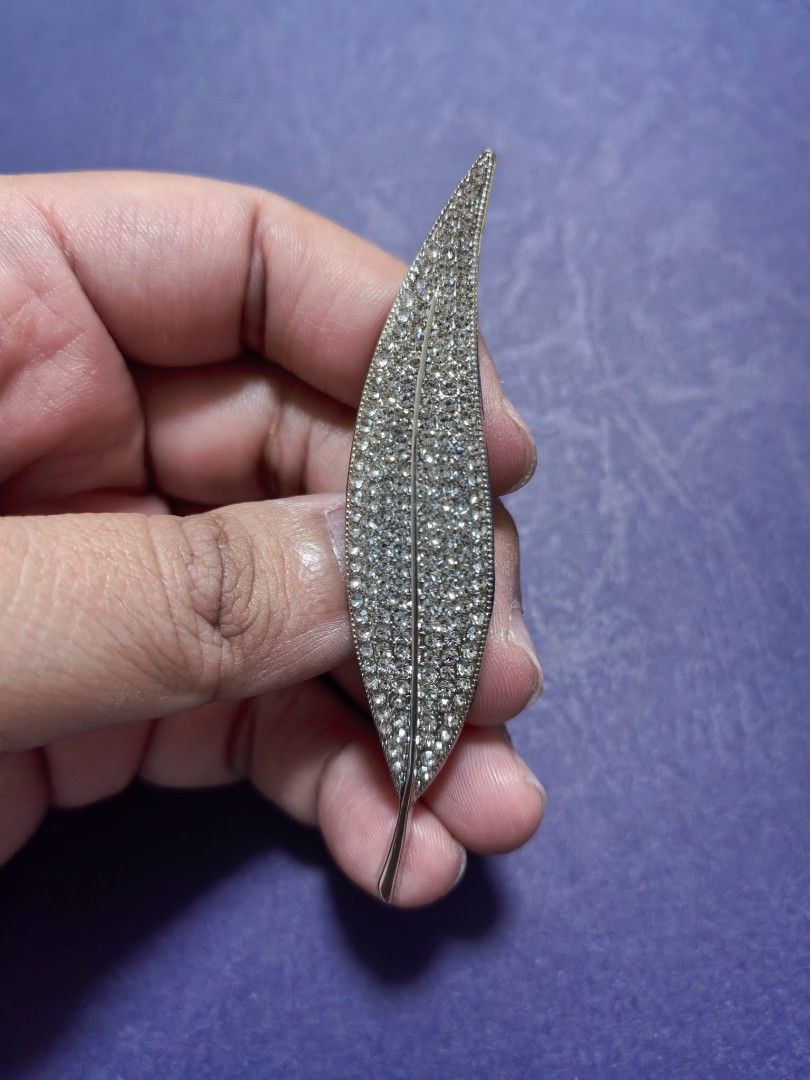 Brooch Feather Sale with Minor Issue (Category: Brooches) located in Taguig. Submitted by jeannescarlet (Listing ID 1465665575, Image 1). Description: 💎Brand New 💎Alloy Material *Minor issue* Missing a Rhinestone barely noticeable. Kindly check second photo.