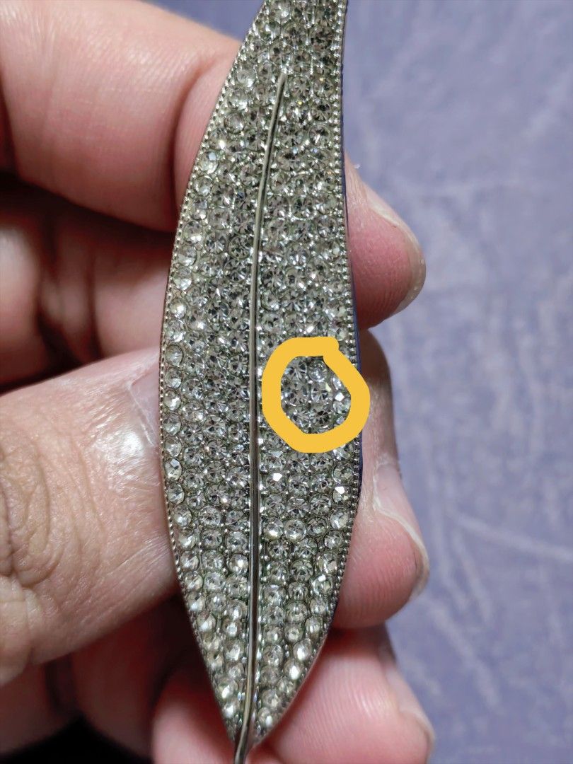 Brooch Feather Sale with Minor Issue (Category: Brooches) located in Taguig. Submitted by jeannescarlet (Listing ID 1465665575, Image 2). Description: 💎Brand New 💎Alloy Material *Minor issue* Missing a Rhinestone barely noticeable. Kindly check second photo.