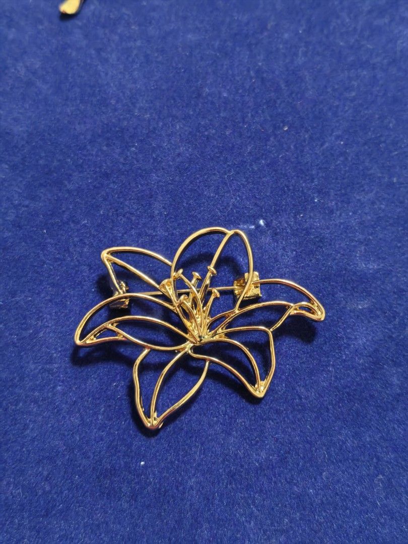Brooch Pin Minimalist Flower (Category: Brooches) located in Taguig. Submitted by jeannescarlet (Listing ID 1465604555, Image 1). Description: 💎Brand New 💎Alloy Material.