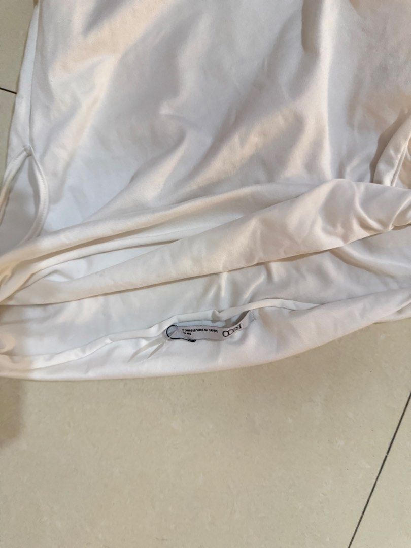 BSCO asymmetrical white classy top (Category: Blouses) located in Quezon City. Submitted by sweetlyluxe (Listing ID 1465623614, Image 2). Description: - Brand: BSCO - Size: S (Made in Philippines) - Color: Classic White - Style: Sleeveless, lightweight casual staple - Condition: Excellent, clean with no noticeable stains or flaws.