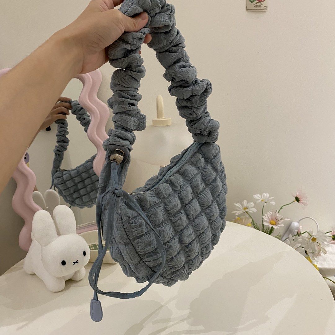 Bubble Texture Ruched Strap Quilted Shoulder Bag (Category: Shoulder Bags) located in San Pedro. Submitted by jellybean.co (Listing ID 1465718394, Image 2). Description: .