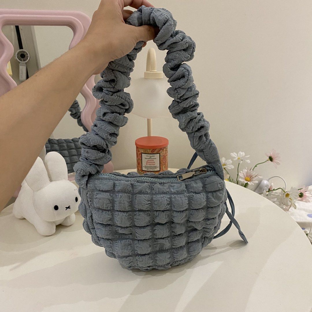 Bubble Texture Ruched Strap Quilted Shoulder Bag (Category: Shoulder Bags) located in San Pedro. Submitted by jellybean.co (Listing ID 1465718394, Image 1). Description: .
