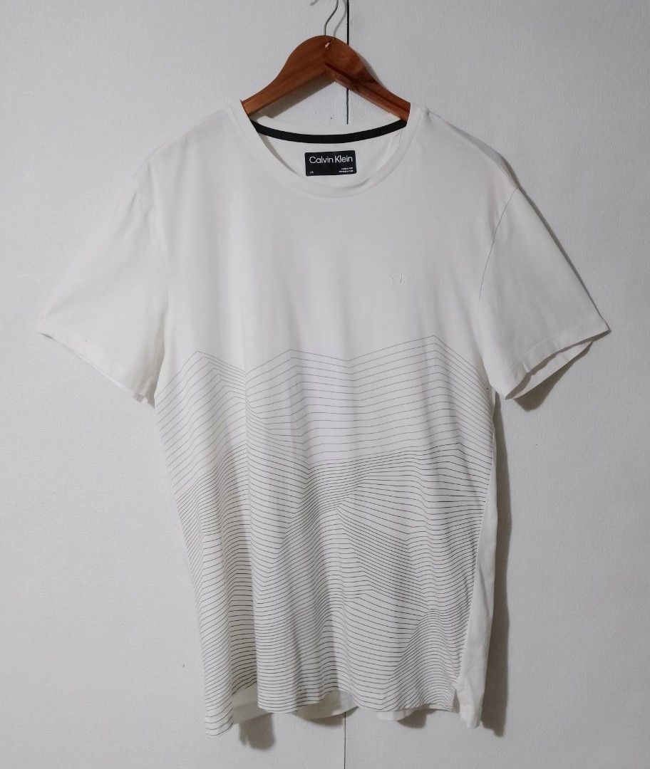 Calvin Klein (Category: Tshirts & Polo Shirts ) located in Iligan City. Submitted by jh_pr0 (Listing ID 1465696390, Image 1). Description: Càlvîn Klēinn Like new Dimes: 21x29 Color rate: 9.8/10 No issue Mine: 550+sf.
