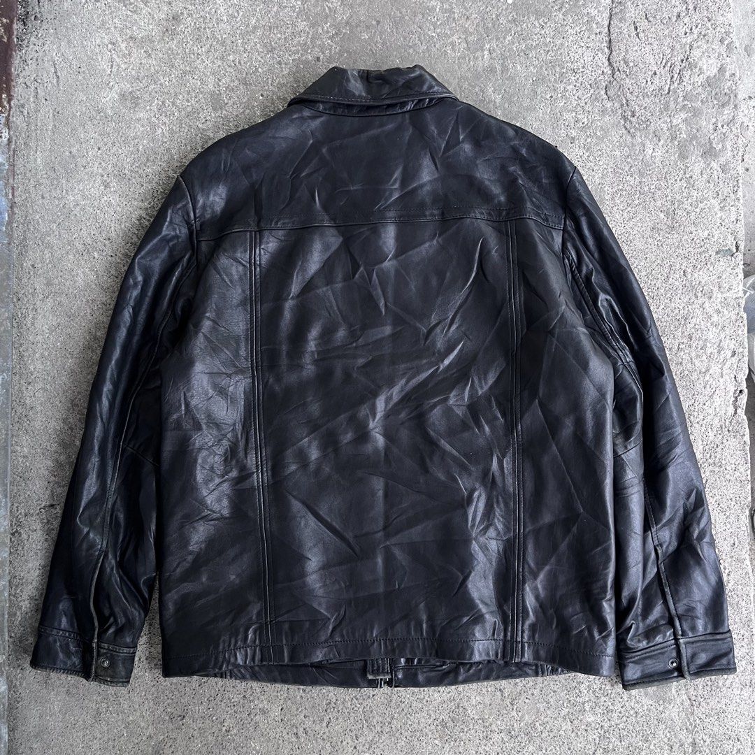 Calvin Klein Collared Jacket (Category: Activewear) located in Nagcarlan. Submitted by swiftgem-d189 (Listing ID 1465636942, Image 2). Description: Pm for more details!.