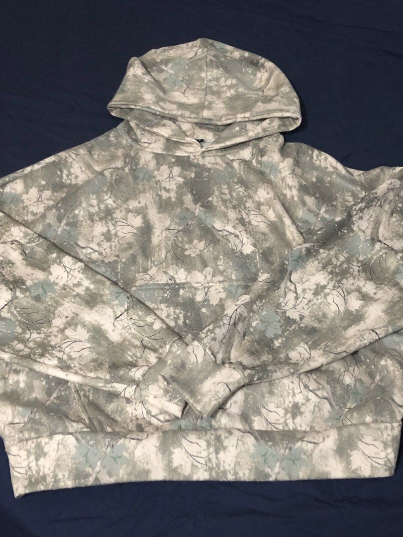 Camo Tree Print Hoodie Sweatshirt (Category: Coats, Jackets and Outerwear) located in Canaman. Submitted by stu333 (Listing ID 1465695383, Image 1). Description: - Design: Grey and white camouflage tree and leaf pattern - Fit: Tagged XL/L (fits comfortably as a pullover) - Comfort: Soft fleece lining inside for extra warmth - Features: Practical front kangaroo pocket, ribbed cuffs and hem - Condition: Warm and ready for cooler days, grab it while